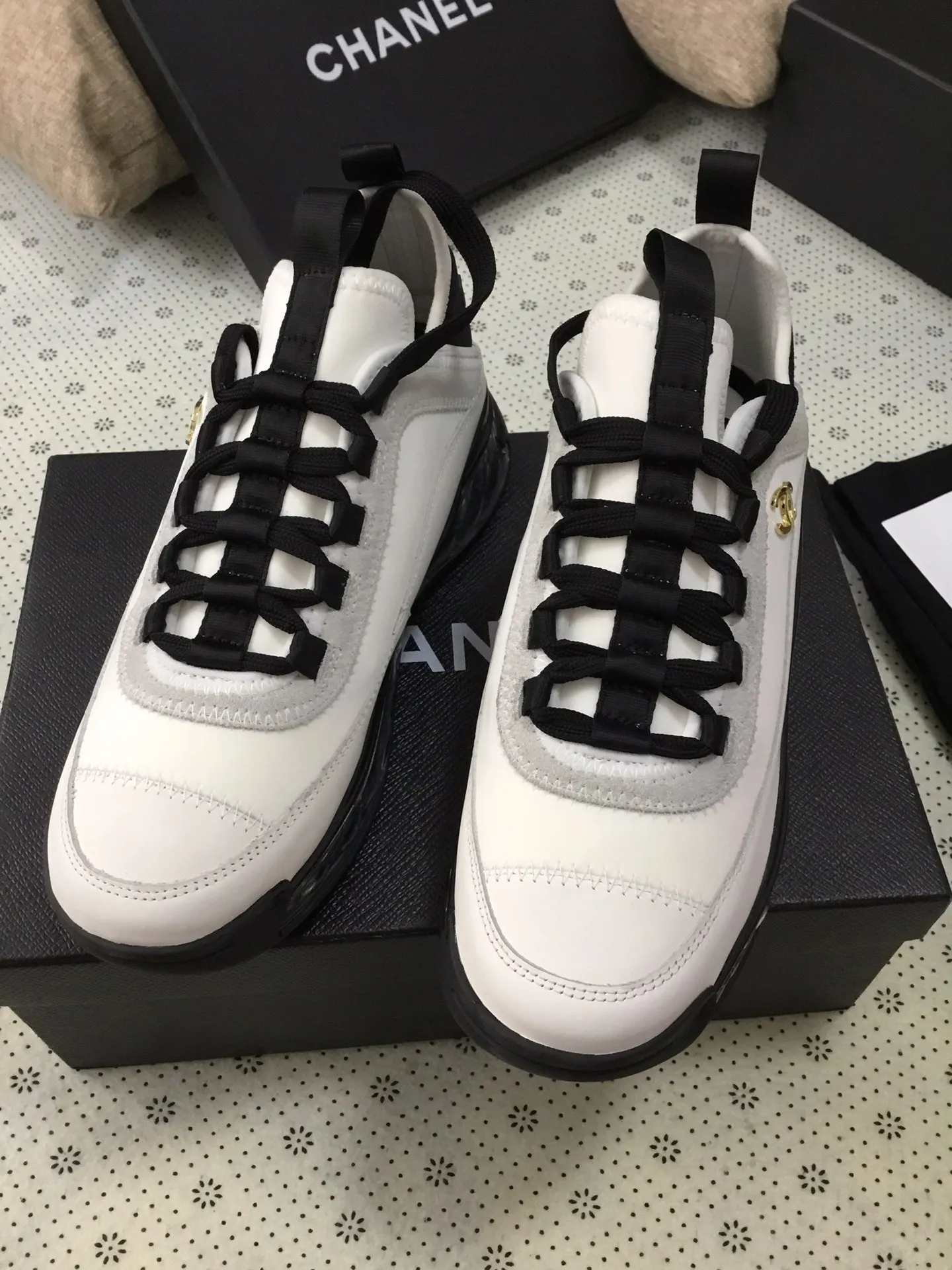 👟👟Ex-factory price 540👟👟 Original CHANEL 2025 Chanel Four Seasons Casual Sports Shoes Original Cover Lasting for Women is made one to one with original lasting technology. Fabric: first layer of silk cowhide with high-elastic lycra and knitted fabric, comfortable and breathable. TPU 3-in-1 ultra-light outsole. Comfortable on the foot. Versatile. Built-in 2 cm brand heightening insole, size: women's 35-41